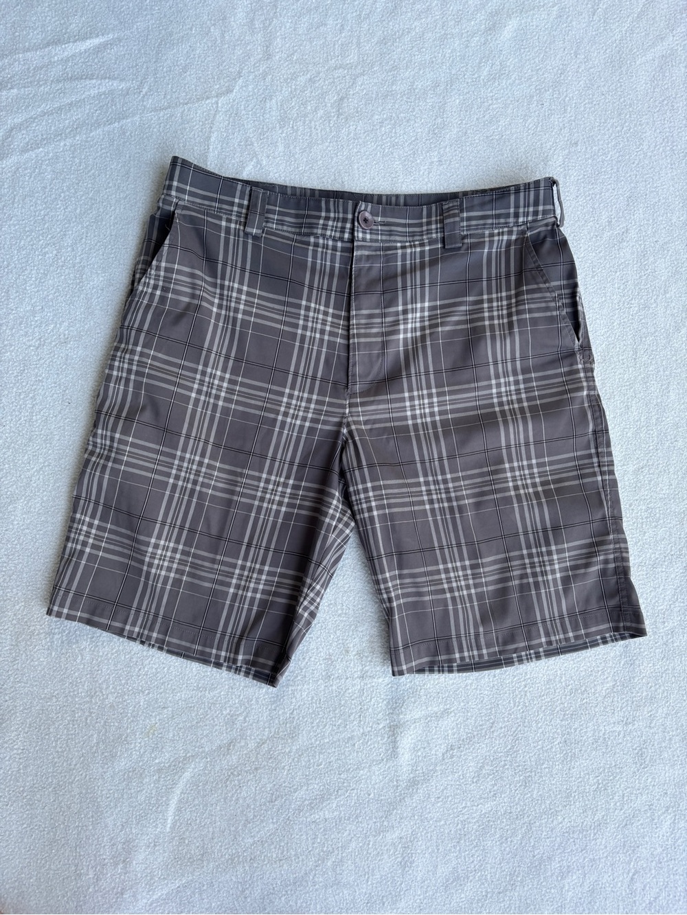 Under Armour Mens Golf Shorts Size 34 Gray Plaid Performance Flat Front Loose